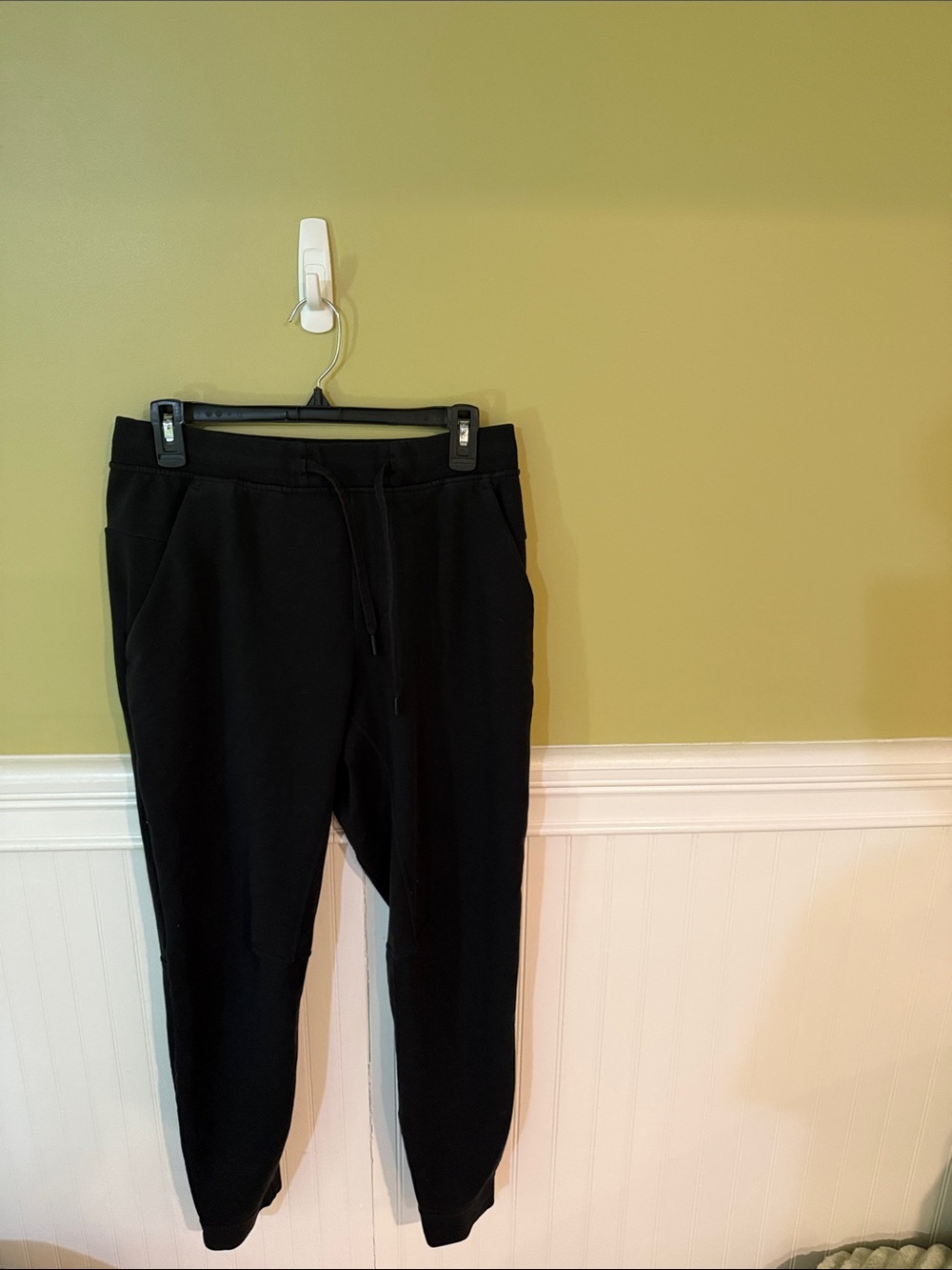 Men's Size M Lululemon Black Men's Joggers with Drawstring